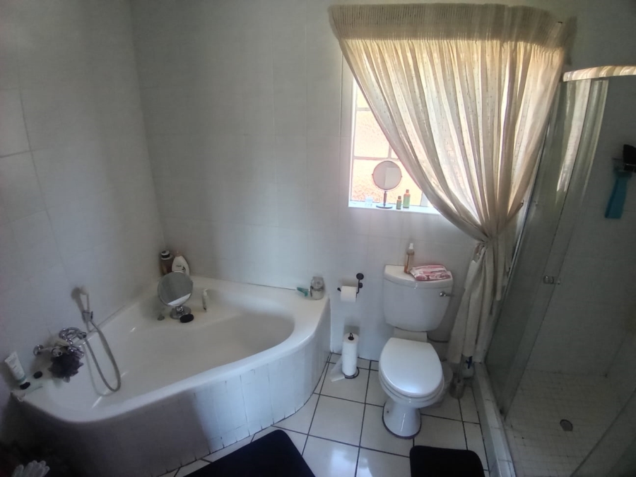 To Let 4 Bedroom Property for Rent in Geelhoutpark North West